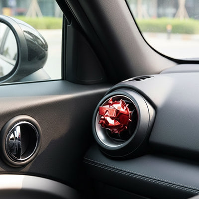 Diffuseur parfum voiture rouge dans boucle aération tableau de bord