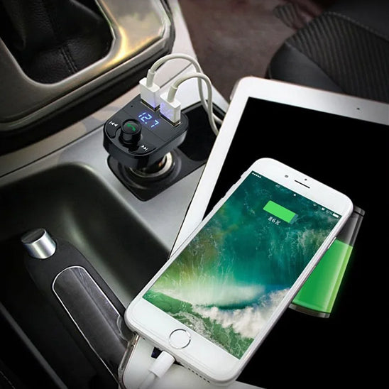 Transmetteur Bluetooth voiture avec recharge simultanée de smartphone et tablette, installé sur console centrale du véhicule.