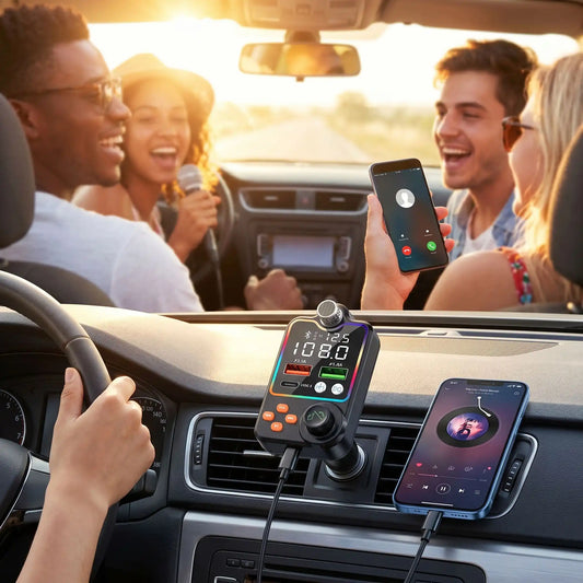 Des jeunes dans une ambiance de musique dans voiture avec smartphones connectés au transmetteur FM Bluetooth