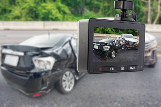 Dashcam derrière rétroviseur central filme un accident
