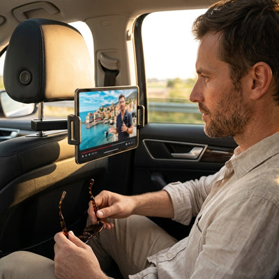 Passager assis en arrière regarde émission sur tablette fixé sur support tablette voiture