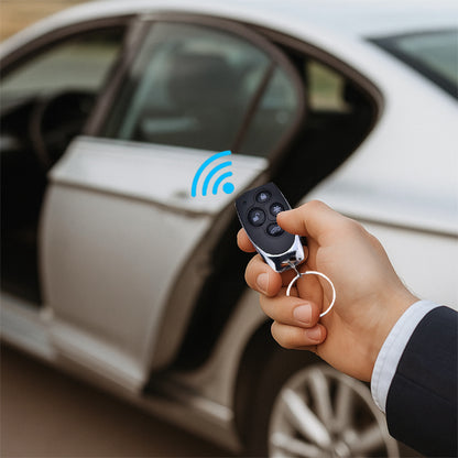 Télécommande d’alarme auto tenue en main devant une voiture blanche, avec une icône signal sans fil 
