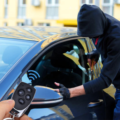 Alarme auto avec télécommande activée, tandis qu’un individu tente d’ouvrir la portière de la  voiture