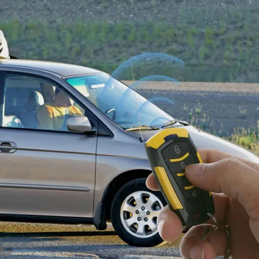 Alarme pour voiture activée via télécommande devant véhicule en arrêt