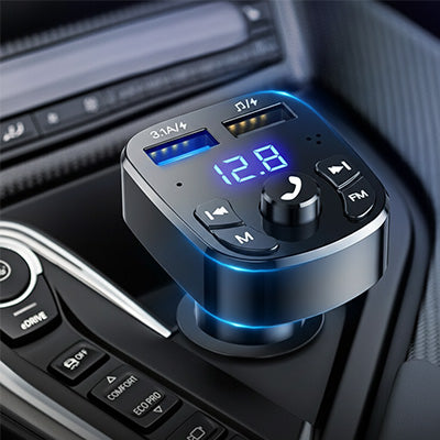 Allume cigare bluetooth FM avec ports USB et appels mains libres branché 
