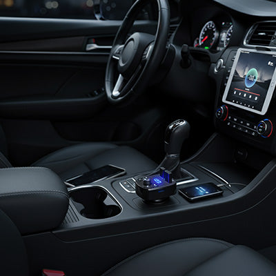 Allume cigare bluetooth installé dans voiture moderne avec smartphone connecté