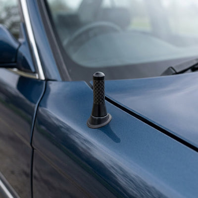Antenne pour radio voiture sur  capot d'une voiture bleue