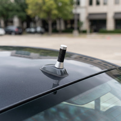 Antenne pour radio voiture sur  toit d'une voiture noire