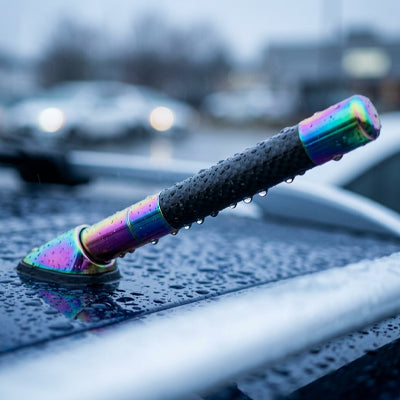 Antenne pour voiture colorée installée sur toit voiture en pleine pluie 