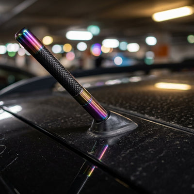 Antenne pour voiture colorée installée sur toit voiture noire la nuit