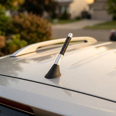 Antenne pour voiture installée sur toit voiture blanche