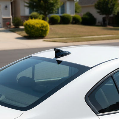 antenne voiture requin noire sur toit voiture blanche