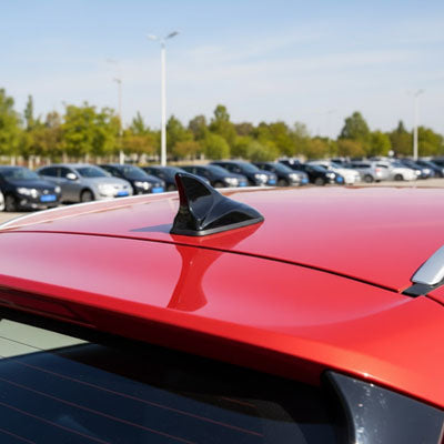 antenne voiture requin noire sur toit voiture rouge