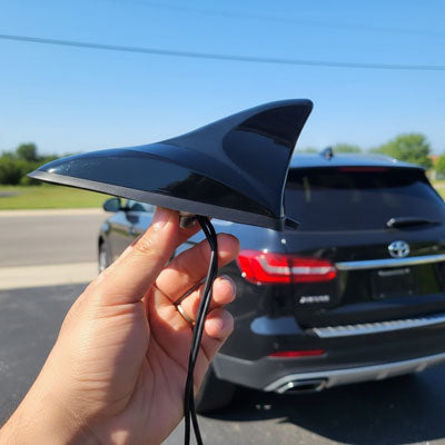 antenne voiture requin noire tenue en main avant installation