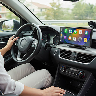 Autoradio 2din installé sur tableau de bord avec conducteur au volant