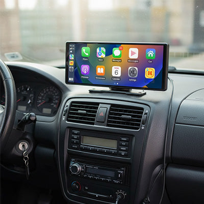 Autoradio 2din installé sur tableau de bord voiture en conduite