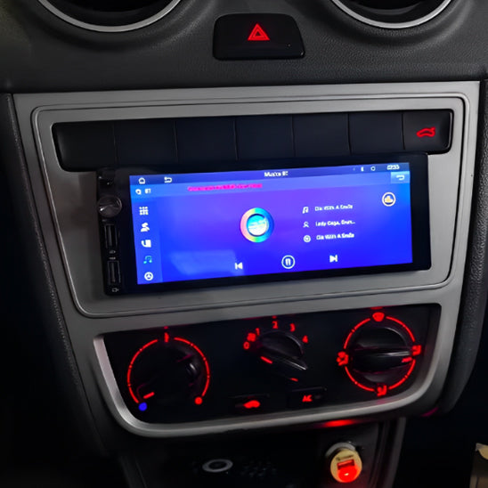 Autoradio Bluetooth avec écran couleur et interface musicale installé dans la console centrale