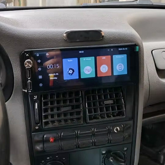 Autoradio Bluetooth avec écran tactile affichant les fonctions radio, musique Bluetooth, USB et multimédia