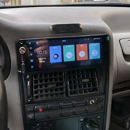 Autoradio Bluetooth avec écran tactile affichant les fonctions radio, musique Bluetooth, USB et multimédia
