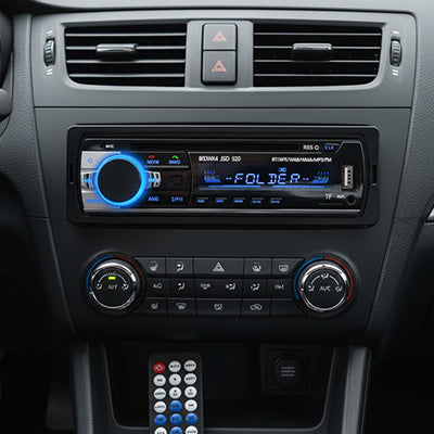Autoradio Bluetooth avec télécommande et affichage numérique lumineux installé dans tableau de bord