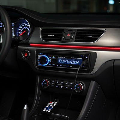 Autoradio Bluetooth avec télécommande jouant musique installé dans tableau de bord