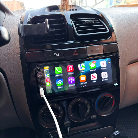 Autoradio Bluetooth multimédia connecté via câble usb affichant  applications smartphone