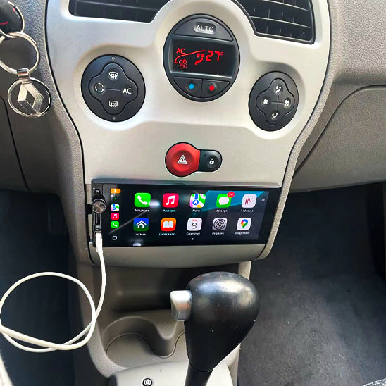 Autoradio Bluetooth tactile connecté au smartphone affichant  les applications de navigation.