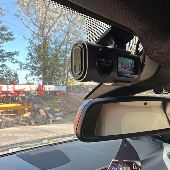 Caméra pour voiture 4K discrète installée sur pare-brise avant