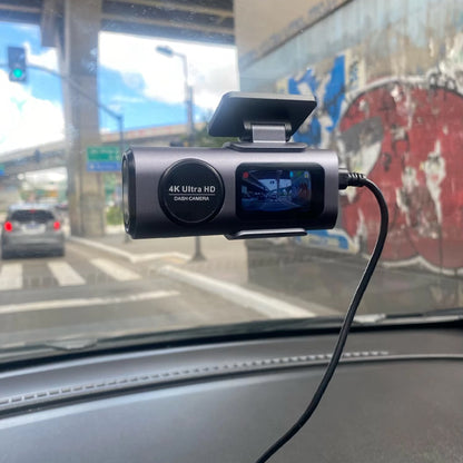 Caméra pour voiture 4K enregistrant la circulation depuis le pare-brise