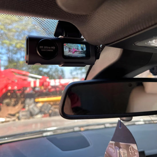 Caméra pour voiture 4K installée derrière le rétroviseur intérieur