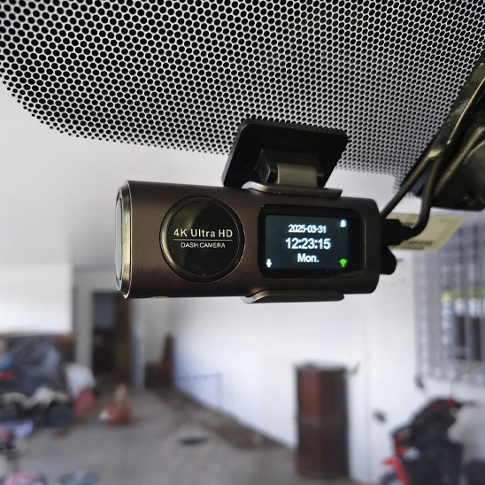 caméra pour voiture 4K Ultra HD fixée au pare-brise