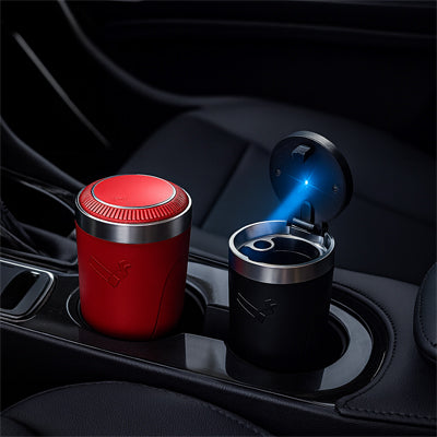 Cendrier pour voiture avec couvercle et éclairage LED, installé dans le porte-gobelet de la console centrale.