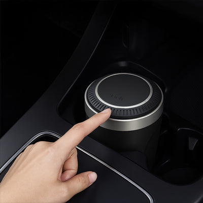 Cendrier pour voiture noir  installé dans le porte-gobelet de la console centrale