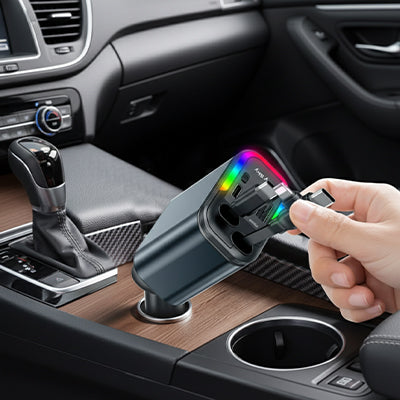 chargeur allume cigare usb c multicolore branché dans console centrale voiture
