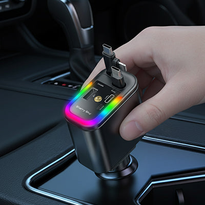 chargeur allume cigare usb c multicolore branché dans console centrale voiture
