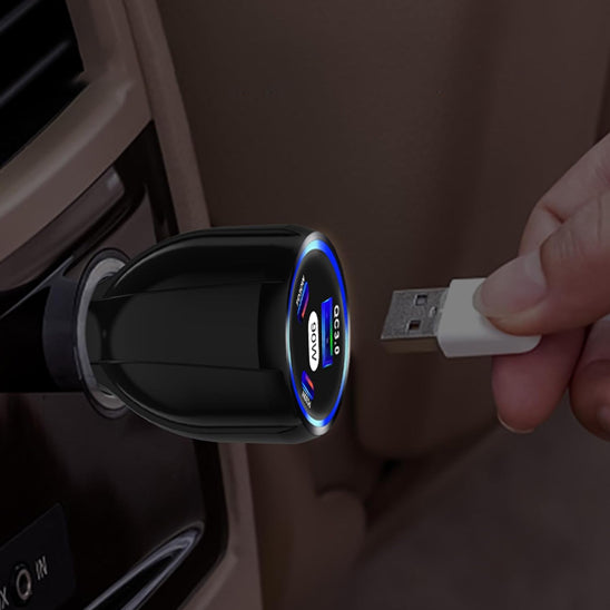 Clé USB connecté sur chargeur allume cigare noir  branché
