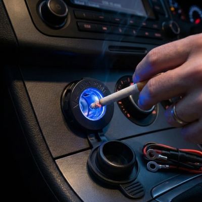 Conducteur allume son cigare avec prise allume cigare installé et fil a coté