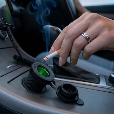 Conducteur allume son cigare avec prise allume cigare vert installé 