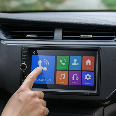 Conducteur décroche téléphone sur écran tactile autoradio bluetooth