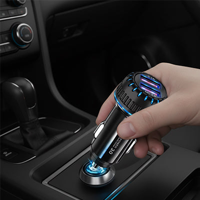 conducteur entrain de brancher chargeur allume cigare usb c noir