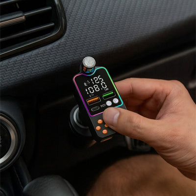 Conducteur manipule Transmetteur fm bluetooth branché