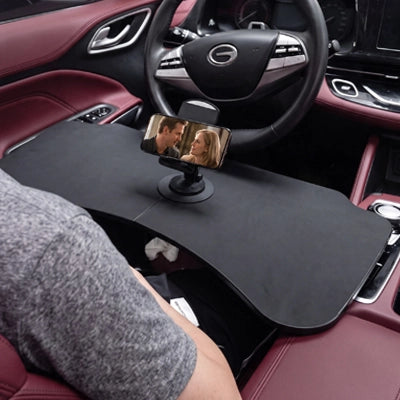 Conducteur regarde film sur smartphone posé sur plateau pour voiture installé sur siège conducteur 