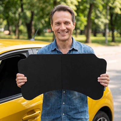 Conducteur souriant a coté de la voiture montre plateau pour voiture 