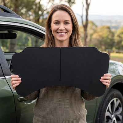 Conductrice souriante a coté de la voiture montre plateau pour voiture 