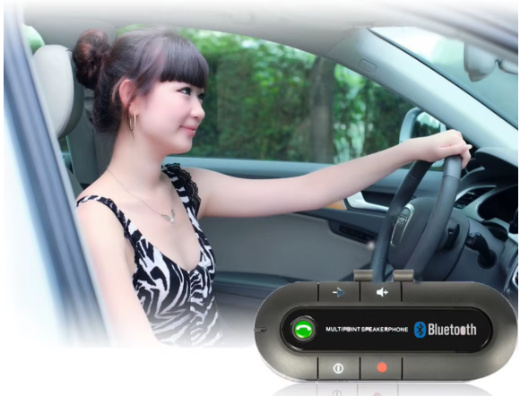 Conductrice souriant connectée avec récepteur bluetooth voiture 