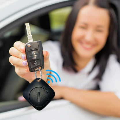 Conductrice souriante montre traceurs GPS pour voiture activé sur clé voiture