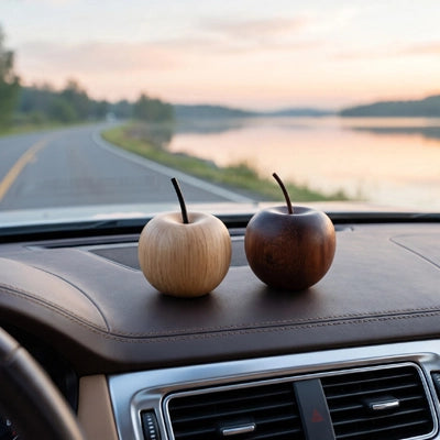Deux diffuseurs de parfum pour voiture  posés sur le tableau de bord voiture