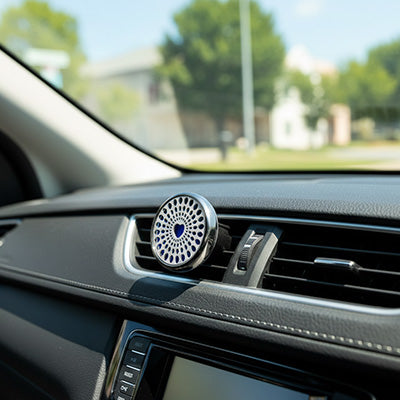 Diffuseur de parfum modèle coeur fixé sur grille aération tableau de bord voiture