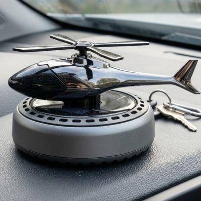 Diffuseur de parfum noir ronde installé sur tableau de bord voiture