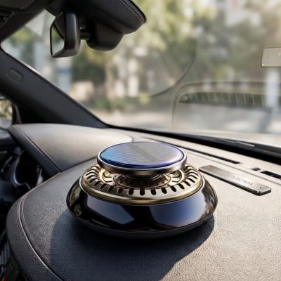 Diffuseur de parfum océan posé sur tableau de bord voiture